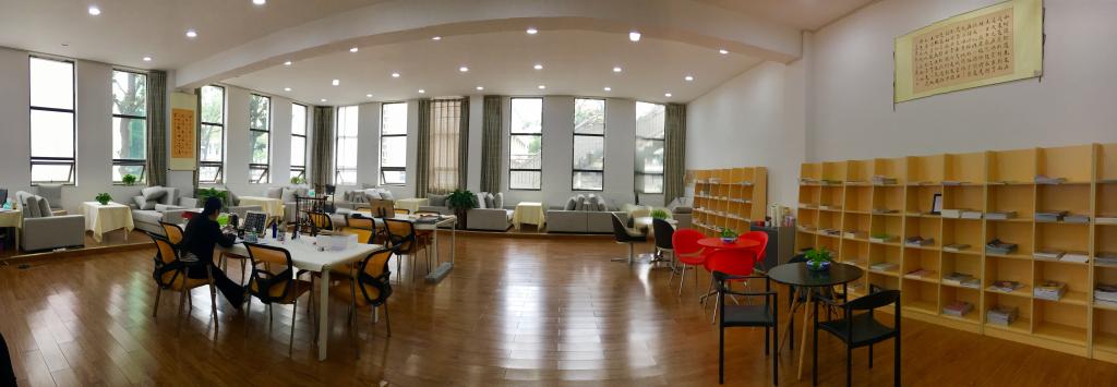 教师阅览室全景 教师阅览室全景